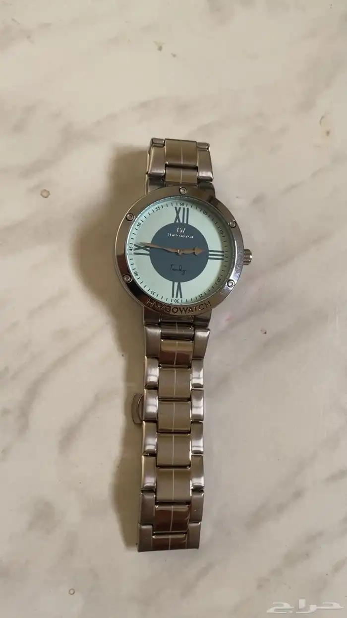 ساعة هوقو نضيفه مره ماقد استعملت طافيه ناقصها بطاريه بس 1