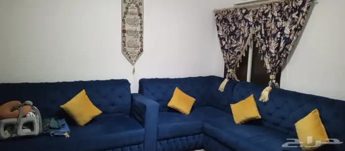 كنب على شكل حرف L بدون الستائر وطاولات وحده كبيره مع 4 صغار 1