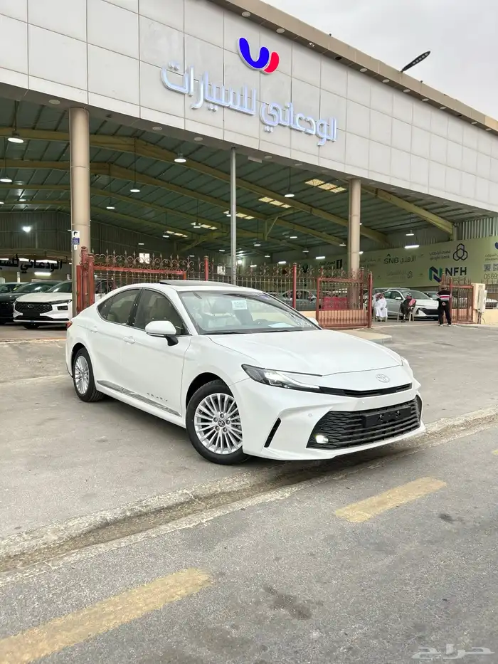 تويوتا كامري LE فتحة فل كامل بنزين لوحات 2025م 0