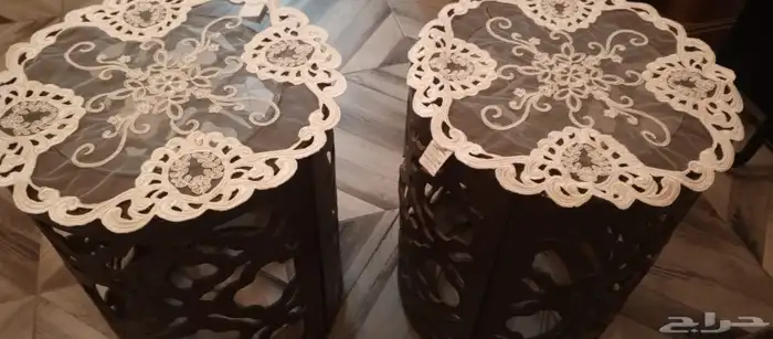 كنب على شكل حرف L بدون الستائر وطاولات وحده كبيره مع 4 صغار 0