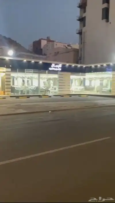 موقع محلات معارض ( للبيع أو للاستثمار طويل المدى ) شارع الحج 0