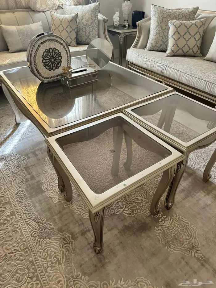 طاوله كبيرة ومعها اربع صغار خدمه اللي يبيها بسعر رخيص 0