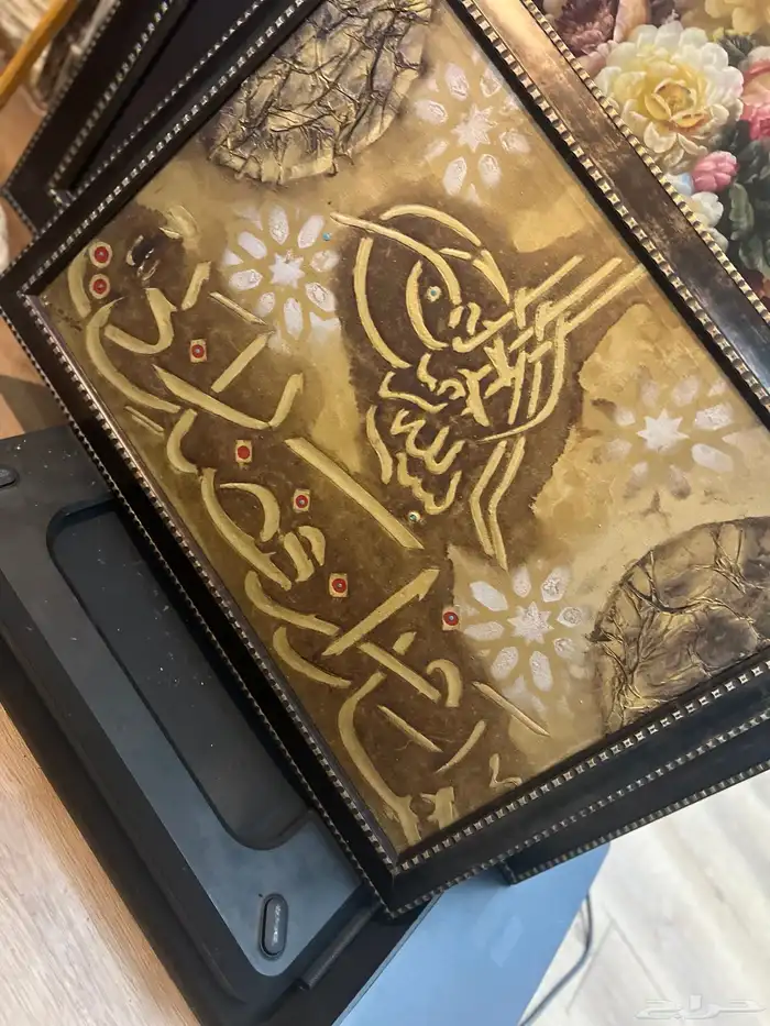 طقم كنب مع طاولات ولوحات 4