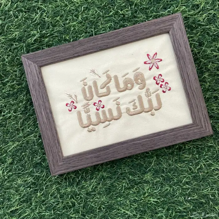 لوحة مطرزة مميزة ب اطار خشبي 7