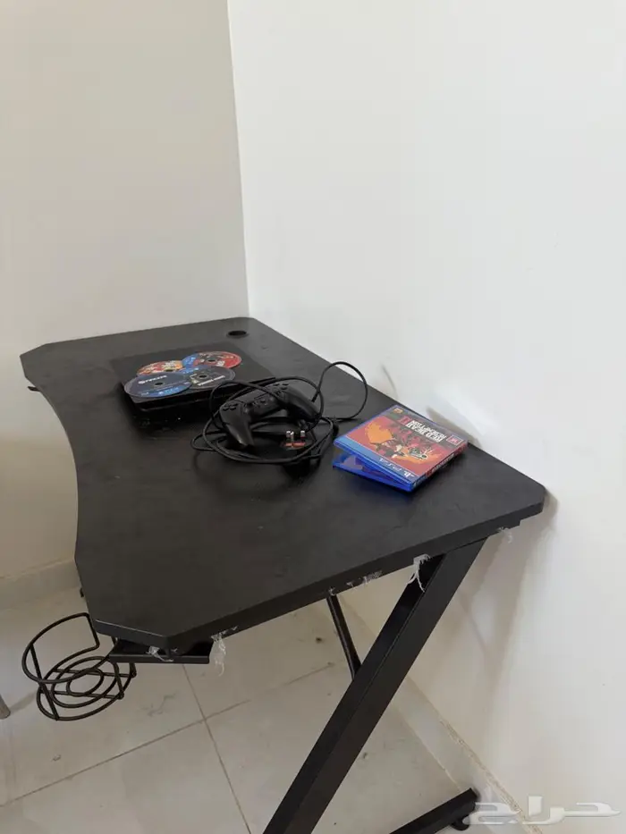 للبيع طاولة قيمينق وبلستيشن واشرطه 1