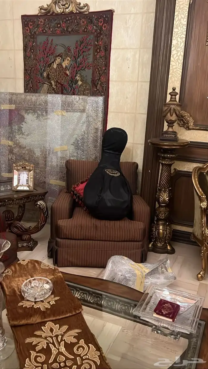 طقم كنب مع طاولات ولوحات 1