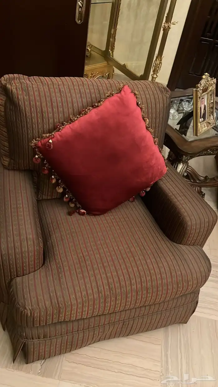 طقم كنب مع طاولات ولوحات 2