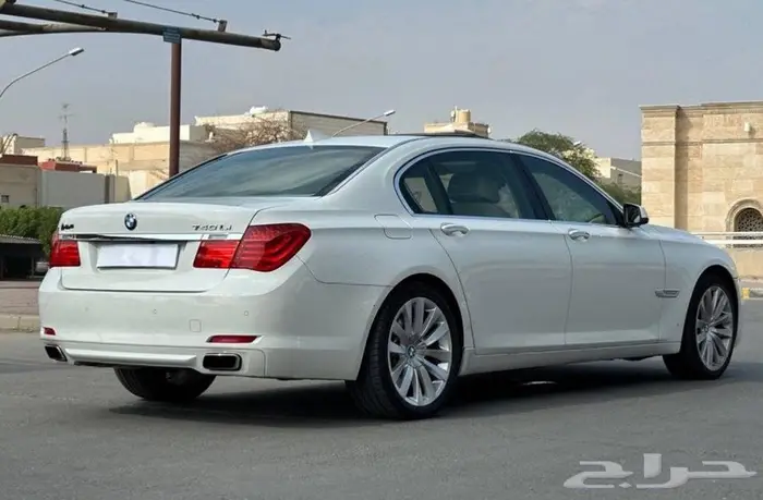 بي ام دبليو الفئة السابعة كومند ترفيهي 2013 4