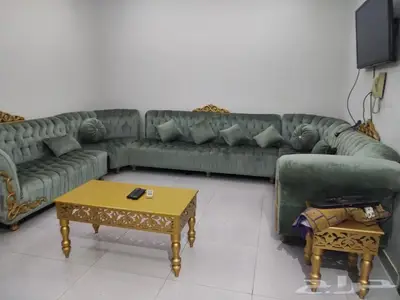 كنب مع طاولات الخدمة. مساند 1