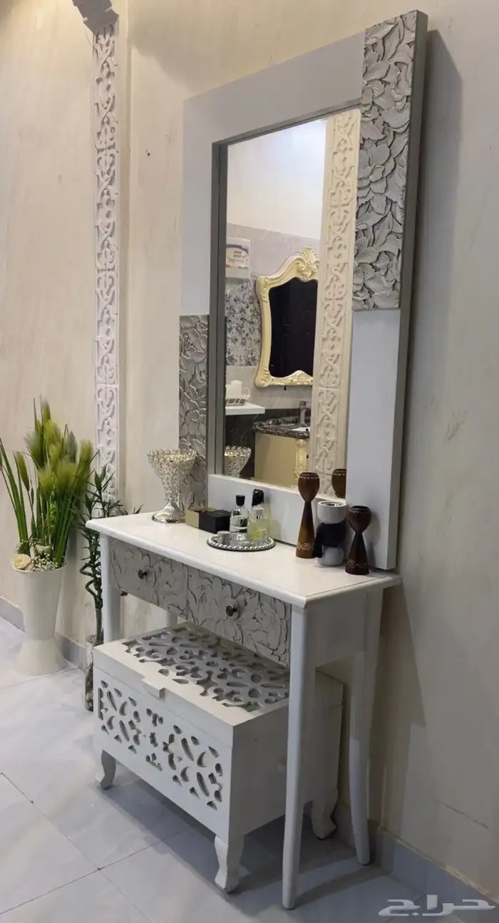 مدخل مع طاولة ضيافه مع درج سجادات 1
