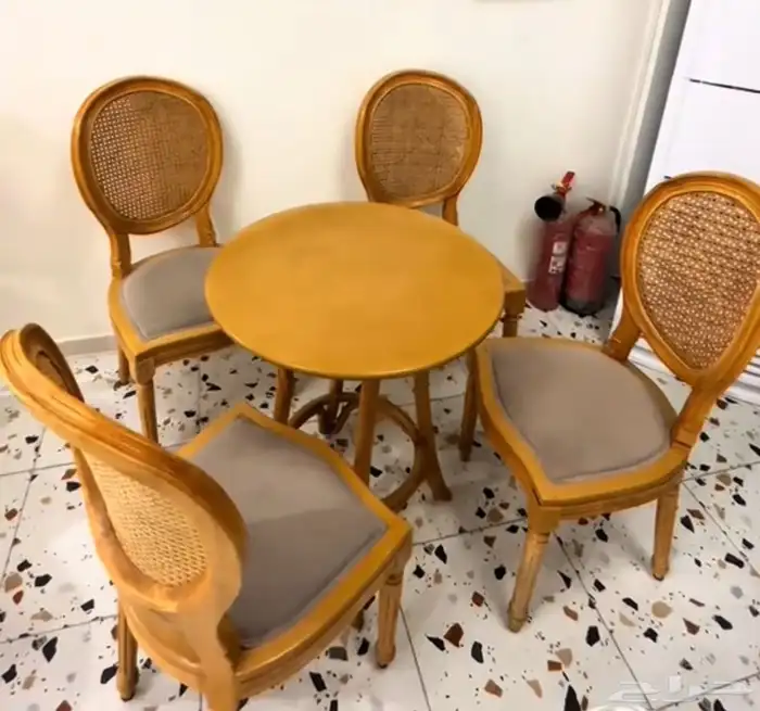 طاولات و كراسي للبيع 0