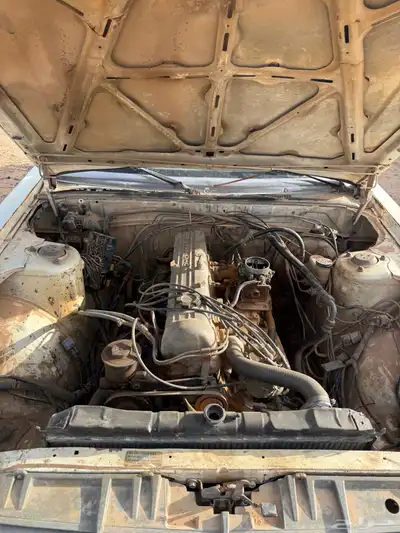 نيسان لورل 200L موديل 82 قطع غيار تشليح 3