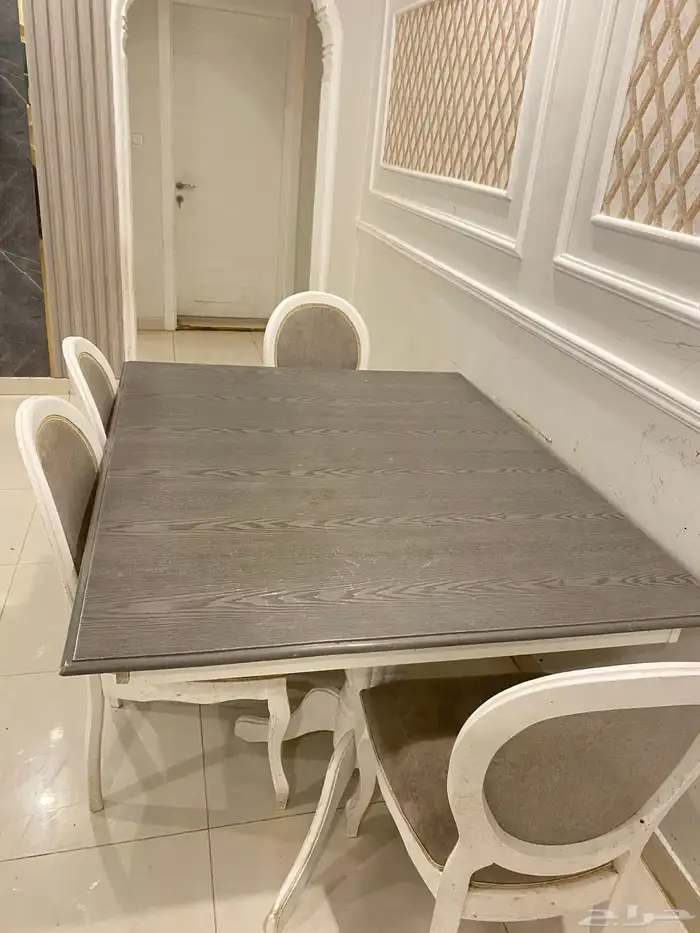طاولة طعام اربع كراسي شبه جديدة 1