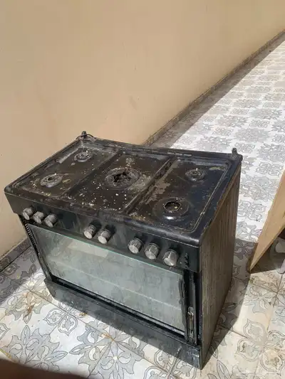 فرن نضيف لا يشكو من شي سوا  ان الباب قزازته مكسوره وا غيرتها 3