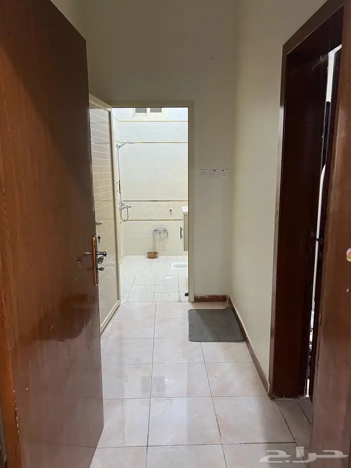 للبيع دور ارضي زاويه موثث تاسيس دورين في حي المملكه 4