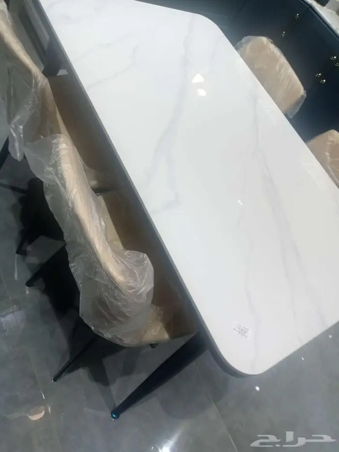 طاولة طعام جديده للبيع 4كراسي 1