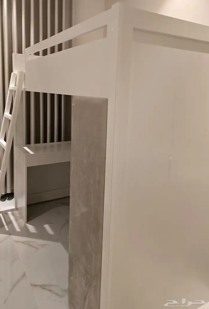غرفة نوم سرير طابق علوي بمكتب سفلي 0