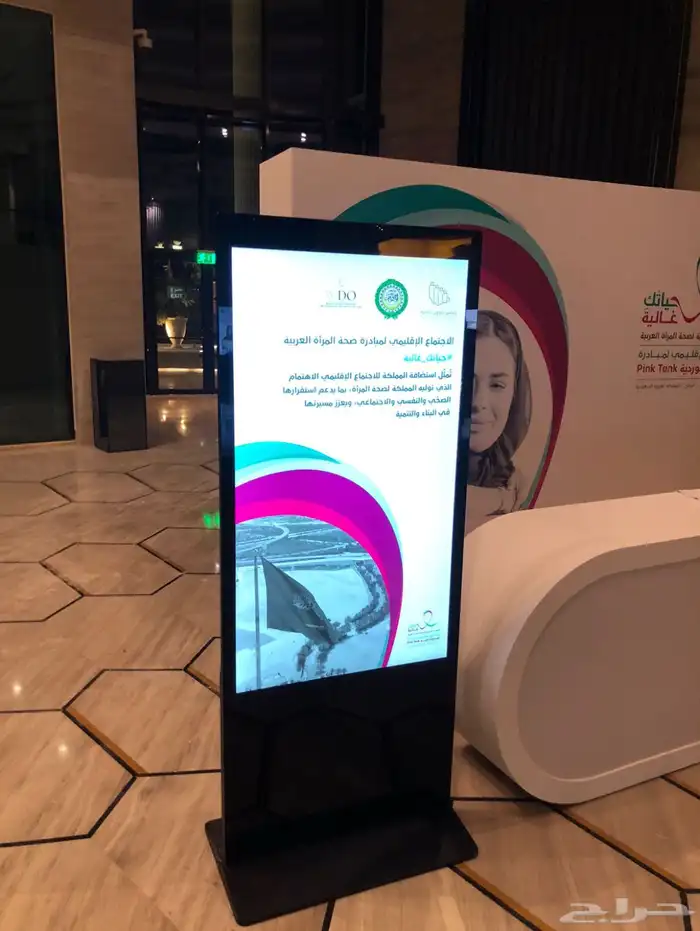 شاشات تفاعليه طوليه للايجار 1