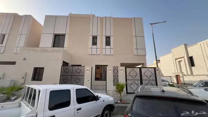فيلا للبيع جديده حي لبن قريبه من مدخل لبن 0