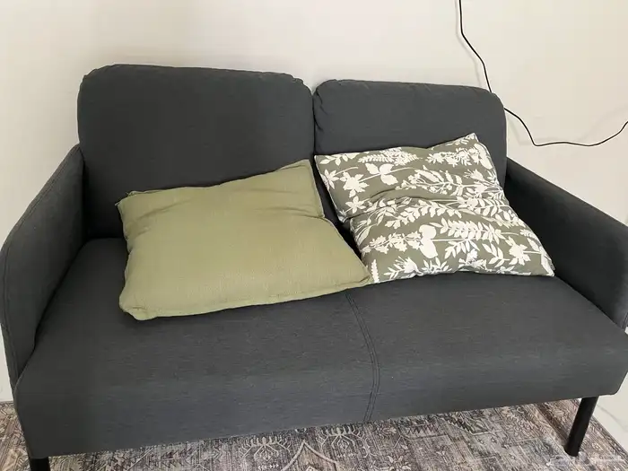 كنبة ايكيا للبيع   مع المخدات 0