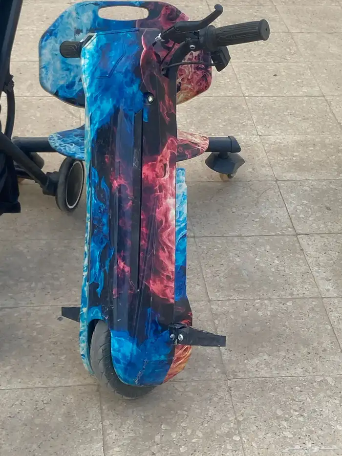 السكوتر 600 والعربة 100 سرير للأطفال 150 وسيكل 100 0