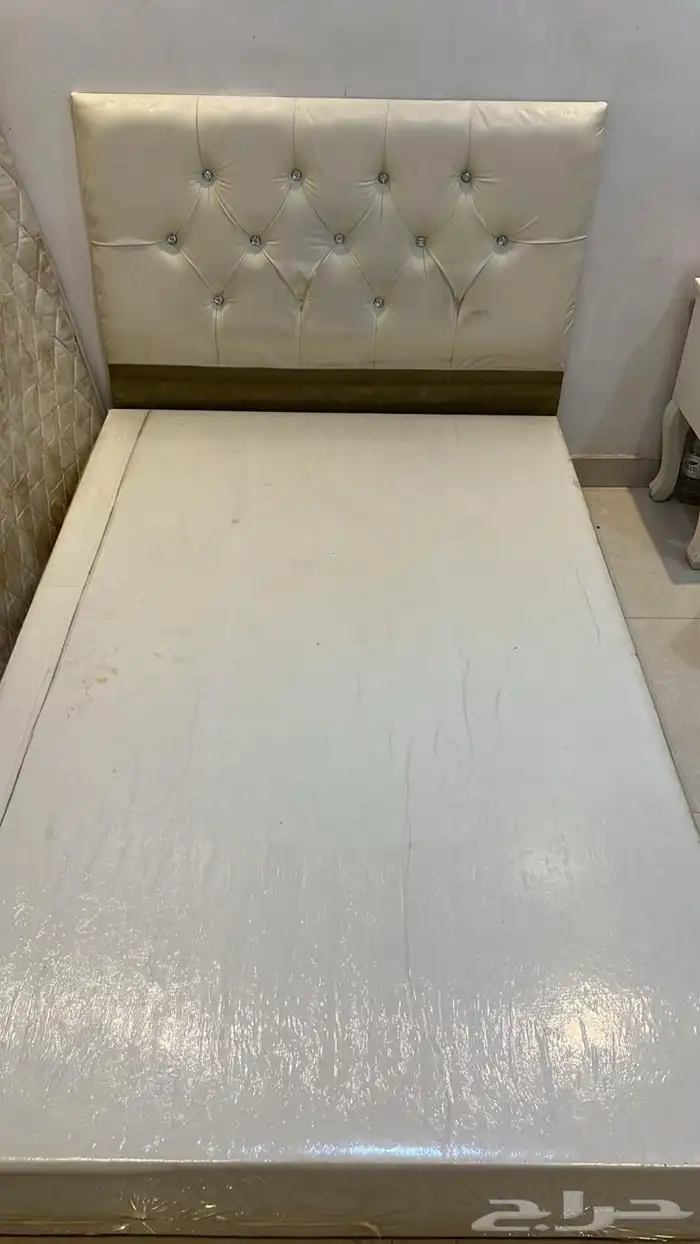 سرير نفر وطاوله نظيفه للبيع 0