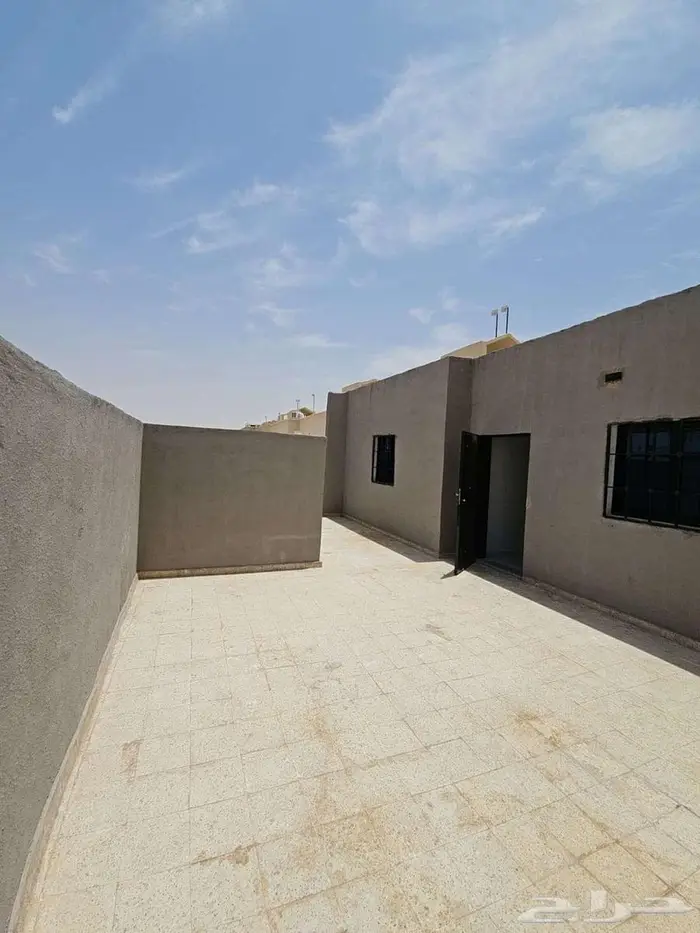 فيلا درج داخلي وشقتين للبيع شرق الرياض مخطط تنال 3