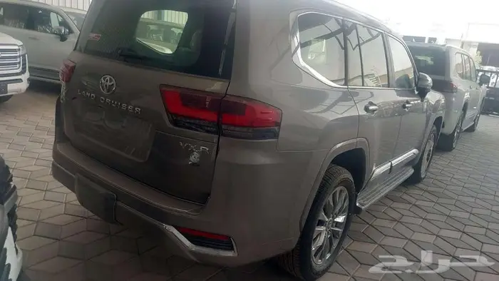 تويوتا لاندكروزر VXR 2025 1