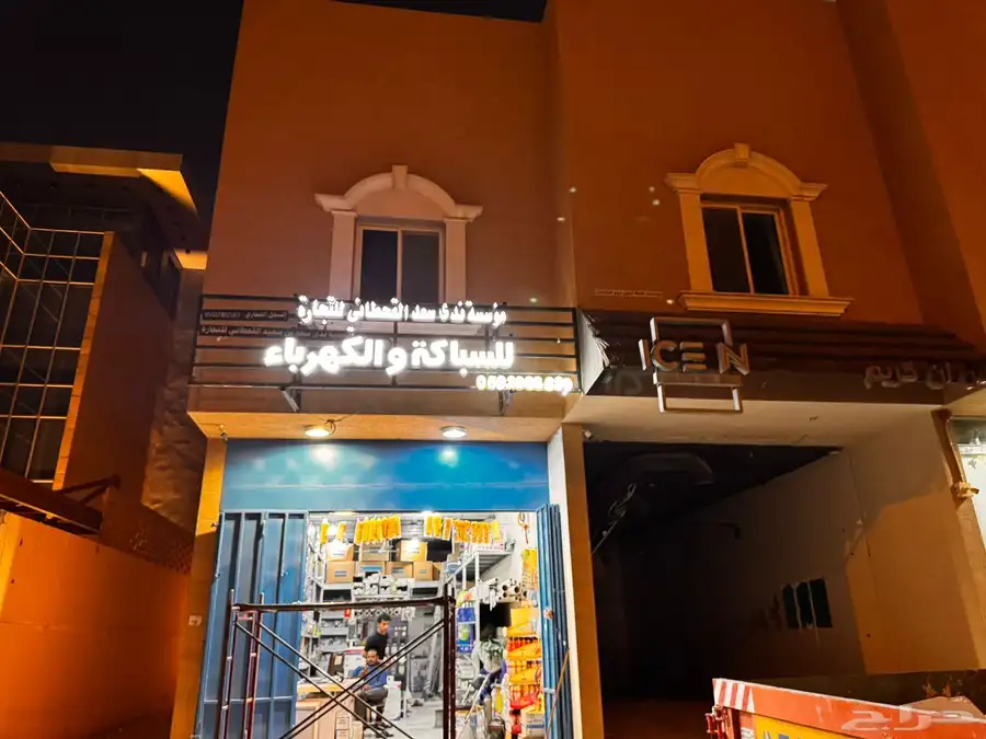 لوحات محلات   حروف بارزة أكريلك وستيل بإضاءة 4