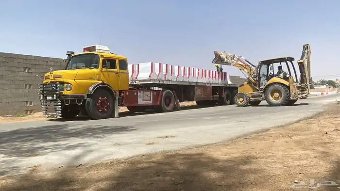 تريلا سطحه في بريدة لنقل صبيات السفتي 0