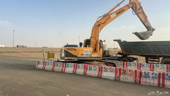 تاجير معدات بوكلينات جي سي بي. قلاب لوبد 1