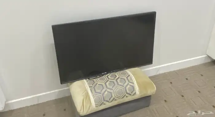 طاوله وتلفزيون صغير ومراية في رابغ للبيع 5