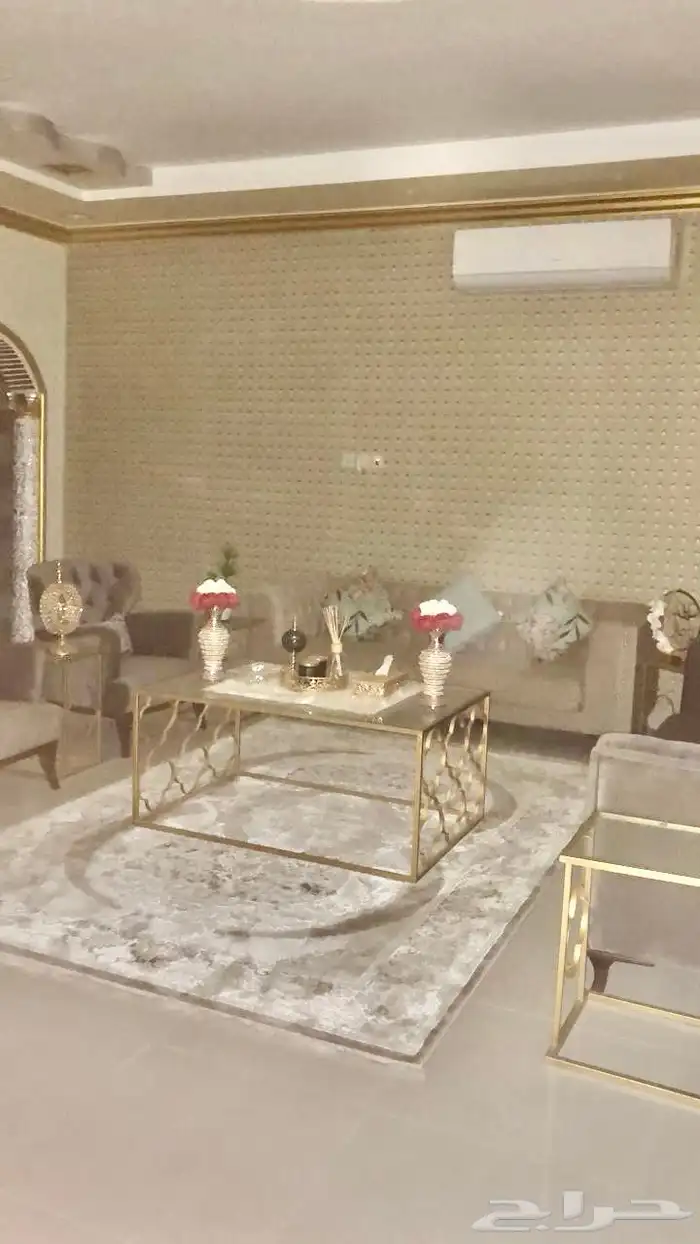 طاولة مع 4 خدمه 1