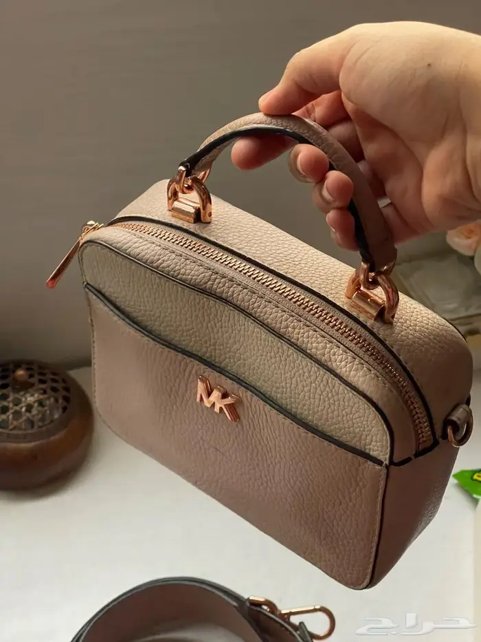 شنطة من مايكل كورس أصلية وشنطة هدية 0