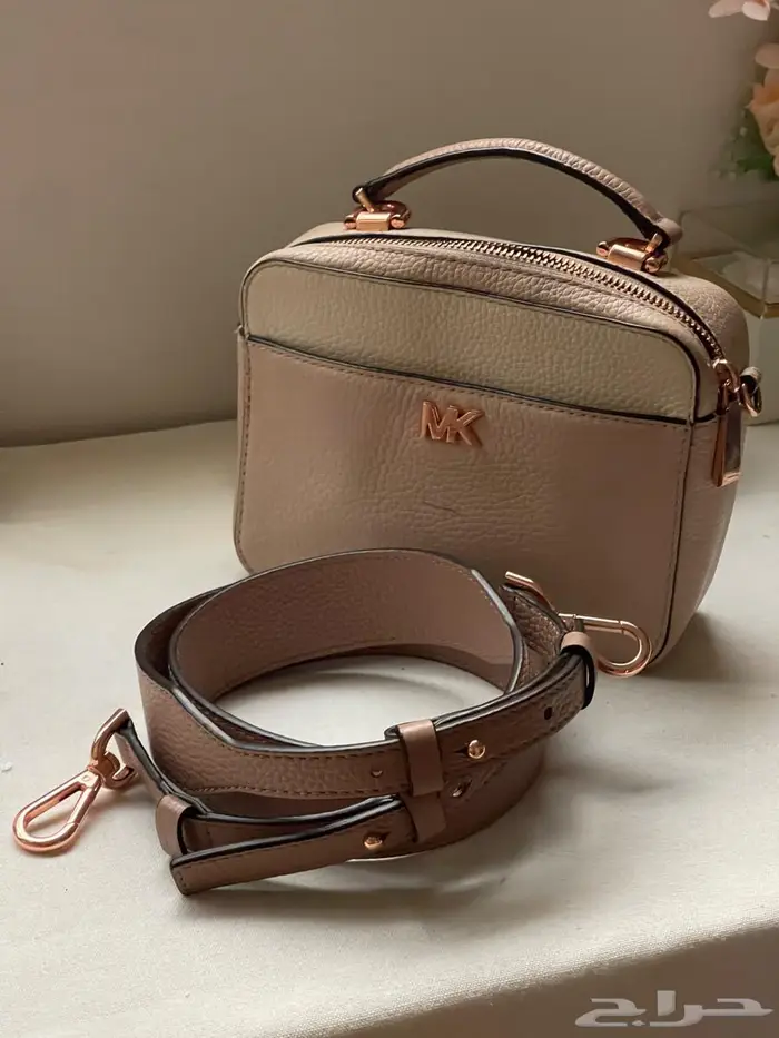 شنطة من مايكل كورس أصلية وشنطة هدية 6
