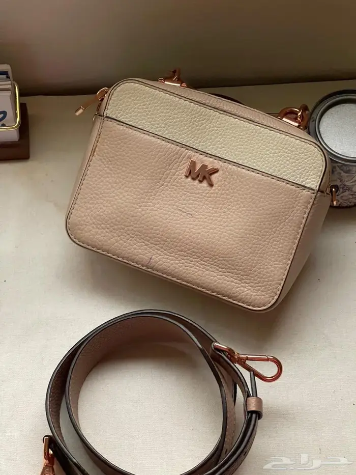 شنطة من مايكل كورس أصلية وشنطة هدية 3