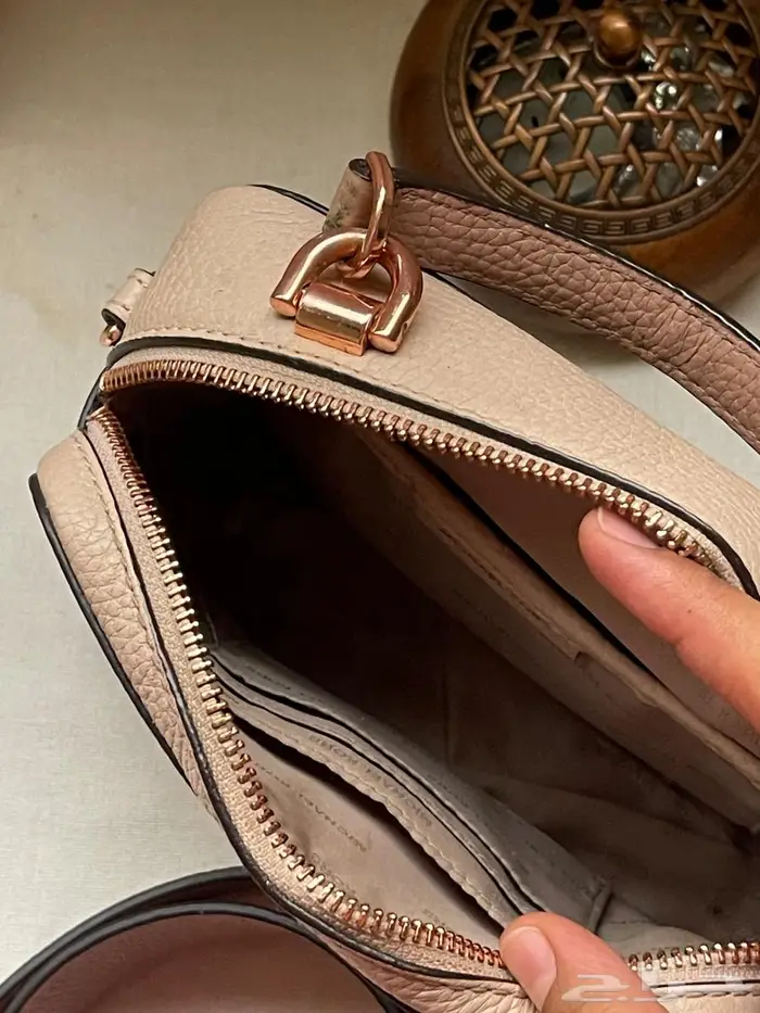 شنطة من مايكل كورس أصلية وشنطة هدية 2