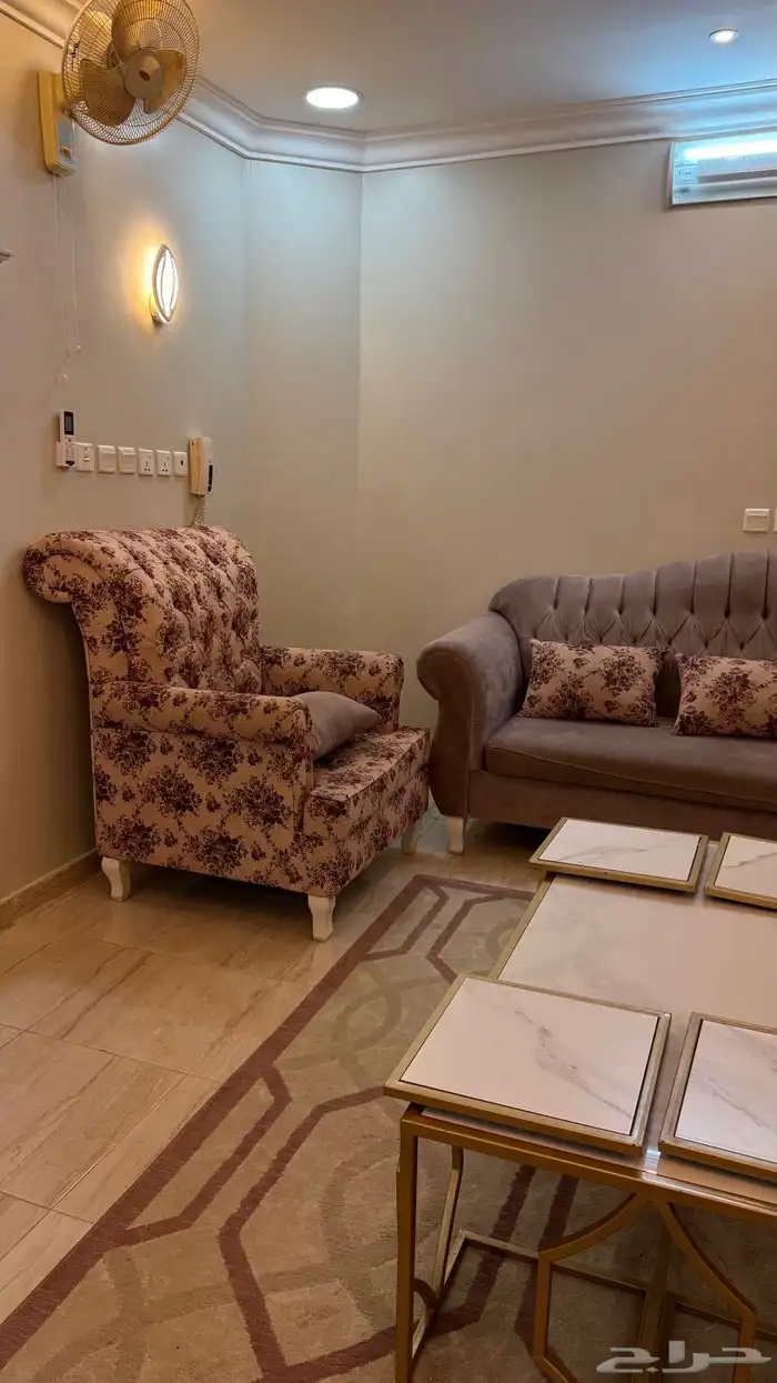 كنب مع طاولة وفرشة للبيع 4