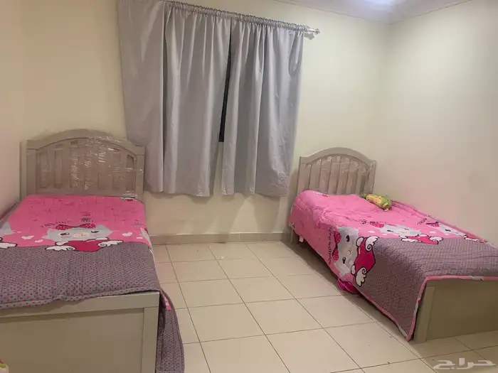 غرفة نوم مكونه من سريرين ودولاب جديده استخدام شهر 1