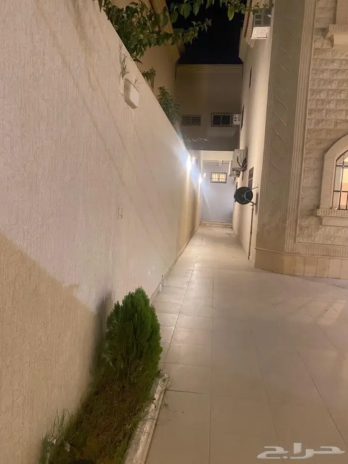 للبيع فيلا جديده وراقيه في حي الخماشيه 1