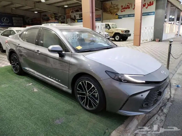 كامري هابيرد لون تيتانيوم سقف بنوراما موديل 2025 2