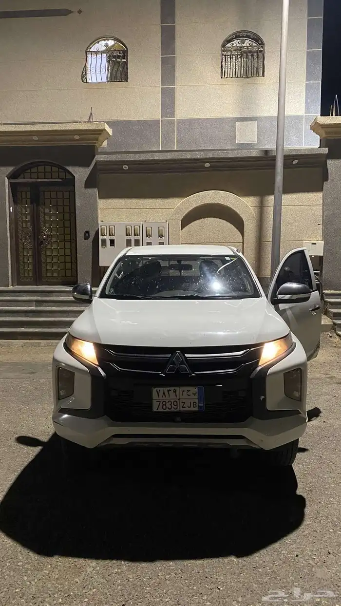 مستبيشي l200 2023 فل كامل سعودي 4