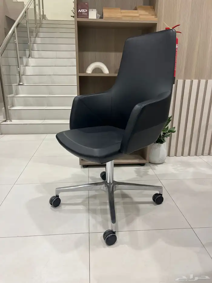 كرسي مكتبي فاخر-اخر قطعة بسعر تصفية 1