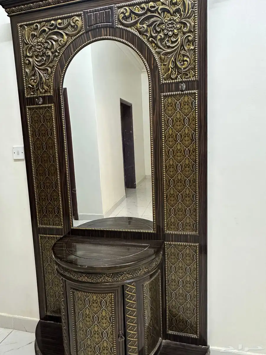 مدخل خشب بمراية مع علاقة عبايات 1