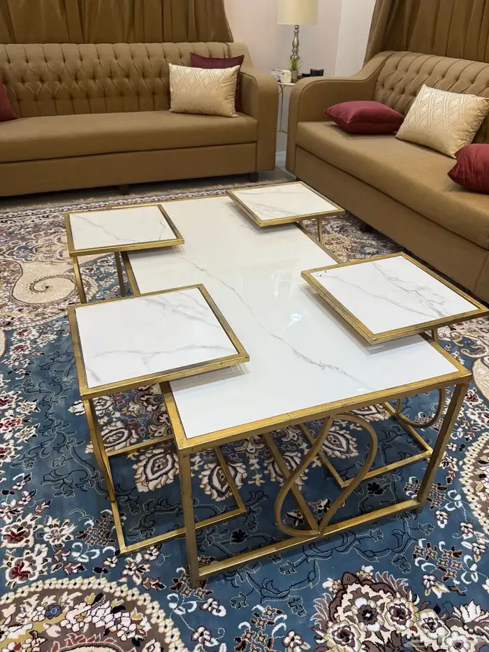 طاولة مع عربه تقديم طعام 0