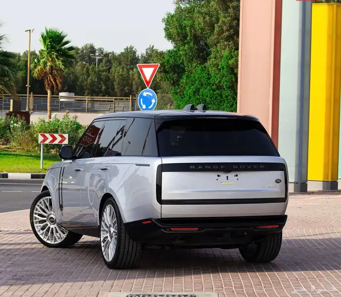 رنج روفر فوجV8SEموديل2023في الامارات 3