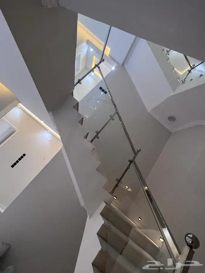 درابزين ستيل و زجاج فاخر للبيع - تصميم عصري وجودة عالية 9