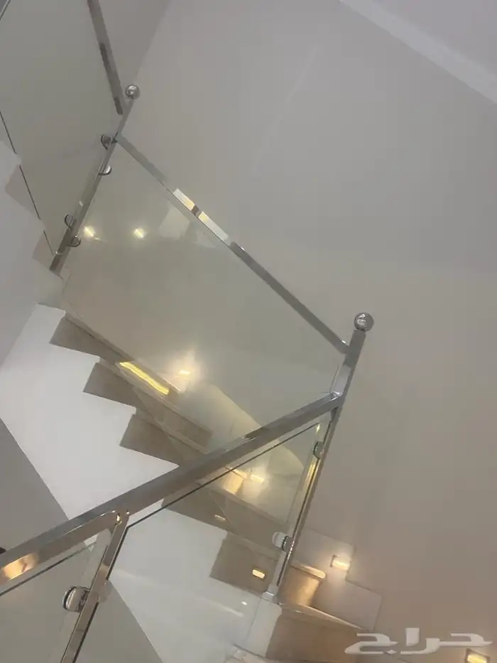 درابزين ستيل و زجاج فاخر للبيع - تصميم عصري وجودة عالية 8