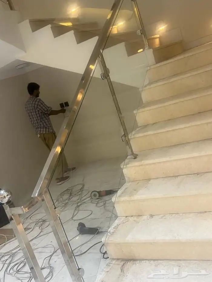 درابزين ستيل و زجاج فاخر للبيع - تصميم عصري وجودة عالية 2