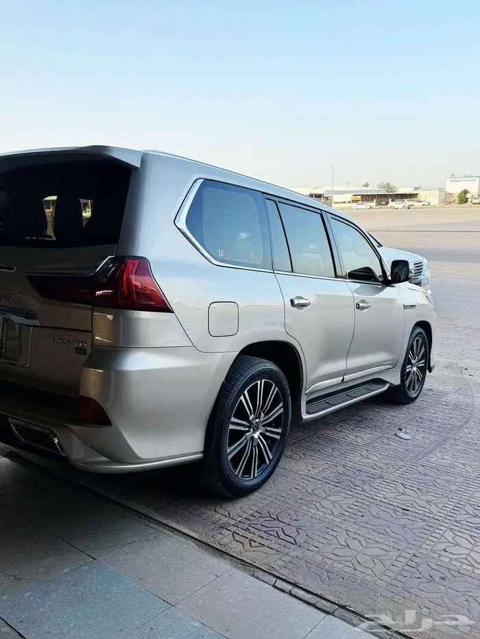 جيب لكزس 2017 LX570 فل كامل 7